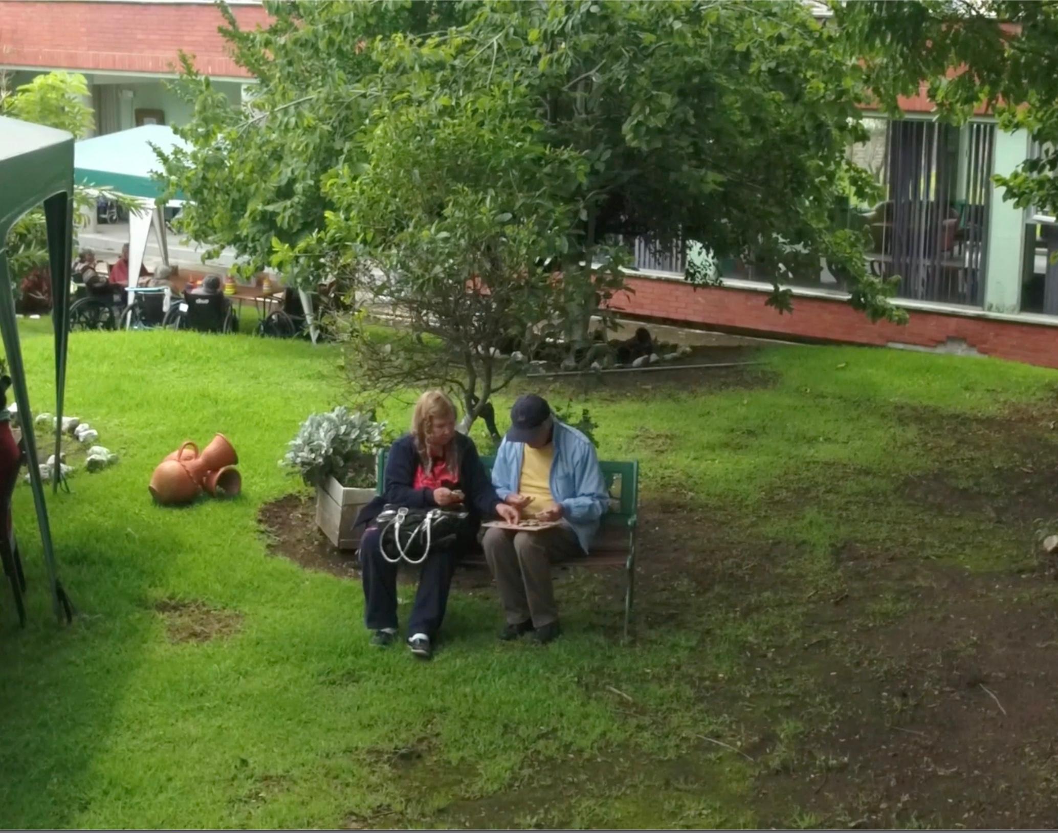 Residentes de Los Años de Oro disfrutando del jardín — adultos mayores en un ambiente familiar